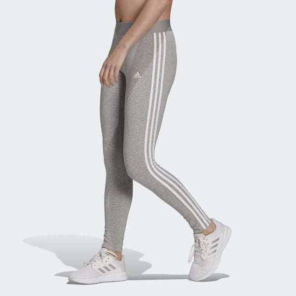 Legginsy LOUNGEWEAR Essentials 3-Stripes. Białe legginsy damskie Adidas, xs, bez wzorów, z bawełny. Za 104.00 zł.
