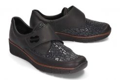 RIEKER 537C0-00 black, półbuty damskie. Czarne półbuty damskie Rieker, bez wzorów, bez obcasa, na koturnie. Za 329.90 zł.