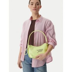 Torebka Tommy Jeans. Zielone torebki klasyczne damskie Tommy Jeans, bez wzorów, z jeansu, bez dodatków. Za 409.99 zł.