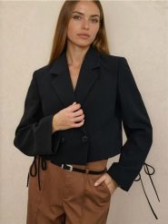 Krótki żakiet dwurzędowy - czarny. Czarne marynarki i żakiety damskie Sinsay, l, bez wzorów. Za 69.99 zł.