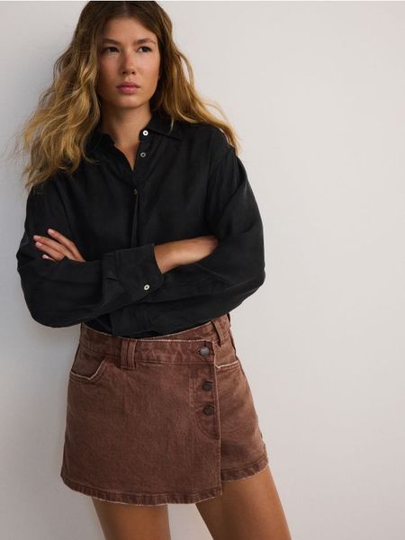 Jeansowe spódnico-szorty - brązowy. Brązowe szorty damskie Reserved, bez wzorów, z bawełny. W wyprzedaży za 39.99 zł.