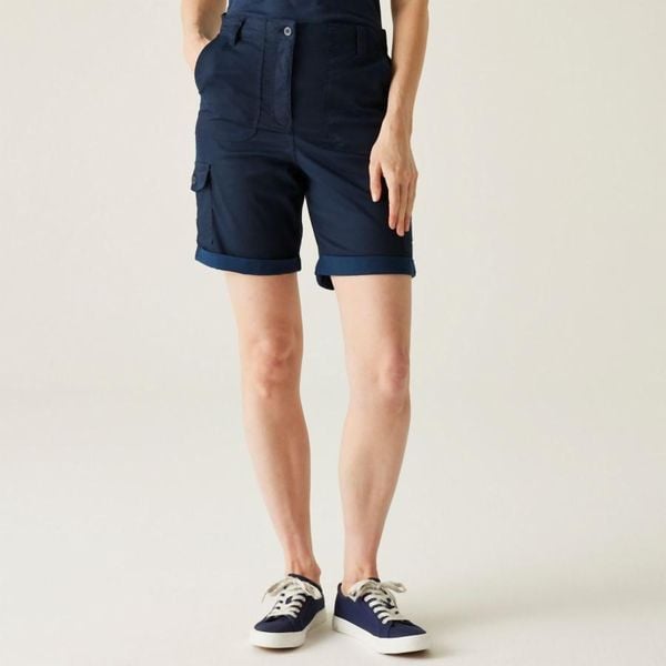 Spodenki turystyczne damskie Shorebella. Niebieskie szorty damskie Regatta, bez wzorów, z materiału, sportowe. W wyprzedaży za 190.50 zł.