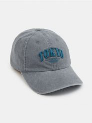 Czapka z daszkiem z haftowanym napisem Tokyo - szary. Szare czapki z daszkiem damskie Sinsay, bez wzorów. Za 19.99 zł.