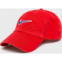 Nike Sportswear - Czapka. Czerwone czapki męskie Nike Sportswear, bez wzorów, z bawełny. W wyprzedaży za 59.90 zł.