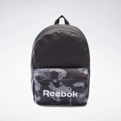 Plecak REEBOK szkolny na co dzień. Czarne plecaki damskie Reebok, bez wzorów, z materiału. Za 105.00 zł.