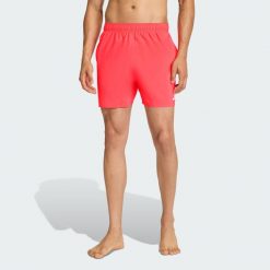 Szorty do pływania o długości około 13 centymetrów. Białe szorty męskie Adidas, bez wzorów, sportowe. Za 119.00 zł.