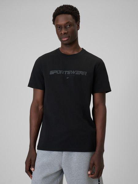 4F T-shirt regular z nadrukiem męski - czarny S. Czarne t-shirty męskie 4f, m, bez wzorów, z bawełny, bez kołnierzyka. Za 69.99 zł.