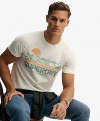 Superdry Koszulka Outdoors Mountain Relaxed z bawełny organicznej — relaxed fit. Białe t-shirty damskie Superdry., xl, bez wzorów, z bawełny, bez kołnierzyka. Za 162.75 zł.