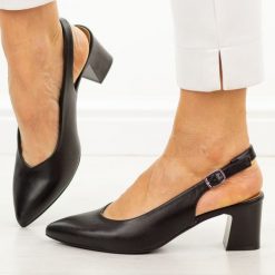 Czarne czółenka damskie bez pięty Sergio Leone Sk463. Czarne czółenka damskie Sergio Leone, bez wzorów, ze skóry, bez obcasa, na obcasie. Za 179.00 zł.