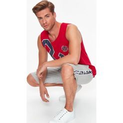 SZORTY MĘSKIE LAMPASAMI. Szare szorty męskie TOP SECRET, l, z dresówki. W wyprzedaży za 39.99 zł.