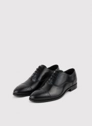 PAKO LORENTE – Czarne buty męskie typu brogsy. Czarne buty wizytowe męskie Pako Lorente, ze skóry, bez zapięcia. Za 399.99 zł.