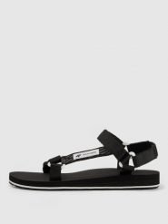 4F Sandały SVING damskie - czarne 37. Czarne sandały damskie 4f, bez wzorów, z gumy, bez obcasa. Za 129.99 zł.