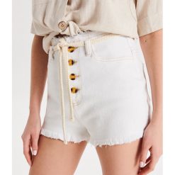 Jeansowe szorty High Waist z paskiem - Biały. Białe szorty damskie Cropp, bez wzorów, z jeansu, z podwyższonym stanem. W wyprzedaży za 29.99 zł.