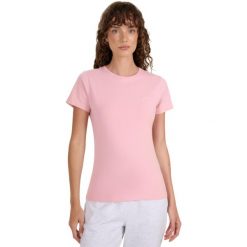 Koszulka damska 4F F2255 jasny róż 4FWMM00TTSHF2255 56S. Czerwone bluzki damskie 4f, s, bez wzorów, z bawełny, sportowe, bez kołnierzyka, bez ramiączek. Za 29.90 zł.
