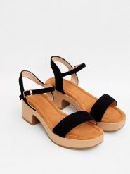 Bellucci Sandały w kolorze czarnym rozmiar: 40. Czarne sandały damskie Bellucci, bez wzorów, bez obcasa, na koturnie. Za 109.52 zł.