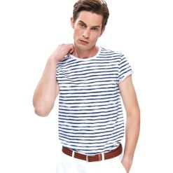T-SHIRT W PASY Z NADRUKIEM. Białe t-shirty męskie TOP SECRET, na lato, l, bez wzorów, z bawełny, bez kołnierzyka. W wyprzedaży za 24.99 zł.