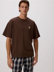 Dwuczęściowa piżama z haftem - brązowy. Brązowe piżamy męskie Reserved, l, bez wzorów, z bawełny, bez ramiączek. Za 139.99 zł.