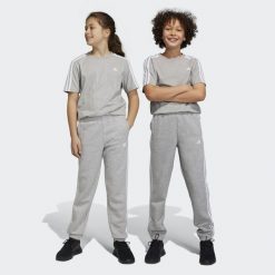 Essentials 3-Stripes Fleece Pants. Białe spodnie dresowe damskie Adidas, bez wzorów, z materiału. W wyprzedaży za 131.55 zł.