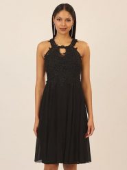 APART Sukienka w kolorze czarnym rozmiar: 42. Czarne sukienki damskie Apart, bez wzorów, z koronki, sportowe, bez kołnierzyka, bez ramiączek, mini, sportowe. Za 152.98 zł.