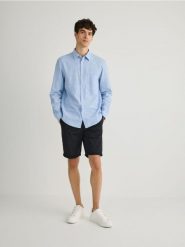 Szorty chino slim - czarny. Czarne szorty męskie Reserved, z bawełny, bez kołnierzyka. Za 109.99 zł.