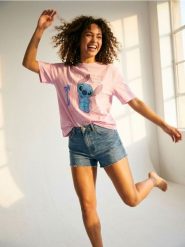 Bawełniana koszulka z wakacyjnym nadrukiem Stitch - fioletowy. Fioletowe t-shirty damskie Sinsay, l, bez wzorów, z bawełny, bez kołnierzyka. Za 39.99 zł.