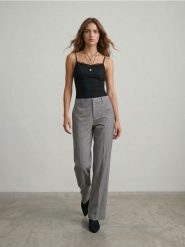 Eleganckie spodnie straight leg z domieszką wiskozy - szary. Szare spodnie materiałowe damskie Sinsay, bez wzorów, z wiskozy, eleganckie. Za 49.99 zł.