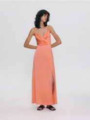 Kopertowa sukienka maxi - koralowy. Pomarańczowe sukienki damskie Reserved, l, bez wzorów, z satyny, bez kołnierzyka, bez ramiączek, maxi, kopertowe. W wyprzedaży za 45.99 zł.