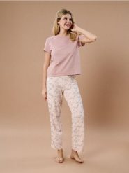 Bawełniana piżama dwuczęściowa z nadrukiem w psy - fioletowy. Fioletowe piżamy damskie Sinsay, l, bez wzorów, z bawełny, bez ramiączek. Za 29.99 zł.