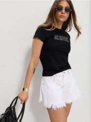 Szorty jeansowe high waist z postrzępioną nogawką - biały. Białe szorty damskie Sinsay, bez wzorów, z jeansu, z podwyższonym stanem. Za 69.99 zł.