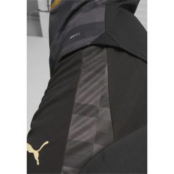 Szorty piłkarskie Stade Rennais F.C. PUMA Black Matte Gold Beige. Brązowe szorty męskie Puma, bez kołnierzyka. W wyprzedaży za 154.00 zł.