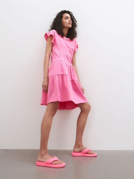 Bawełniana sukienka - różowy. Czerwone sukienki damskie Reserved, l, bez wzorów, z bawełny, bez kołnierzyka, bez ramiączek. W wyprzedaży za 39.99 zł.