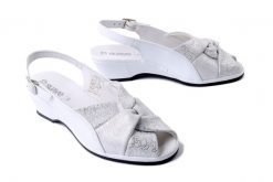 SUAVE 710234-03 weiB, sandały damskie. Białe sandały damskie Suave, bez wzorów, bez obcasa, na koturnie. Za 299.92 zł.