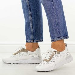 Białe skórzane półbuty damskie Filippo Dp7622/26. Białe półbuty damskie Filippo, w ażurowe wzory, z jeansu, casualowe, z okrągłym noskiem, bez obcasa, na płaskiej podeszwie. Za 219.00 zł.