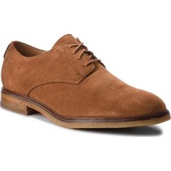 Półbuty CLARKS - Clarkdale Moon 261362557 Dark Tan Suede. Brązowe półbuty męskie Clarks, z materiału, bez zapięcia. W wyprzedaży za 369.00 zł.