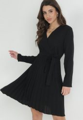 Czarna Sukienka Plisowana z Kopertowym Dekoltem i Paskiem Minesia. Czarne sukienki damskie Born2be, m, bez wzorów, z materiału, eleganckie, bez kołnierzyka, bez ramiączek, mini, kopertowe. W wyprzedaży za 87.99 zł.