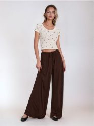 Prążkowane spodnie wide leg z gumką w pasie - brązowy. Brązowe spodnie materiałowe damskie Sinsay, bez wzorów, prążkowane. Za 39.99 zł.