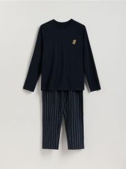 Bawełniana piżama ze świątecznym motywem - granatowy. Niebieskie piżamy męskie Reserved, l, bez wzorów, z bawełny, bez ramiączek. W wyprzedaży za 99.99 zł.