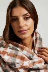 Szalik w kratę różowy. Czerwone szaliki i kominy damskie MOODO, bez wzorów, z poliesteru. W wyprzedaży za 34.98 zł.