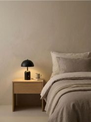 Minimalistyczna lampka nocna LED - czarny. Czarne koszule nocne damskie Sinsay, bez wzorów. Za 49.99 zł.