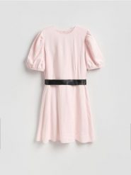 Sukienka z kokardą - pastelowy róż. Czerwone sukienki damskie Reserved, l, bez wzorów, z tkaniny, bez kołnierzyka, bez ramiączek. Za 199.99 zł.