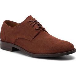 Półbuty CLARKS - Flow Plain 261419577 British Tan. Brązowe półbuty męskie Clarks, z materiału, bez zapięcia. W wyprzedaży za 219.00 zł.