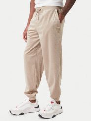 Guess Spodnie dresowe Z6RB14 KD612 Beżowy Regular Fit. Brązowe spodnie dresowe męskie Guess, z aplikacjami, z dresówki. Za 399.99 zł.