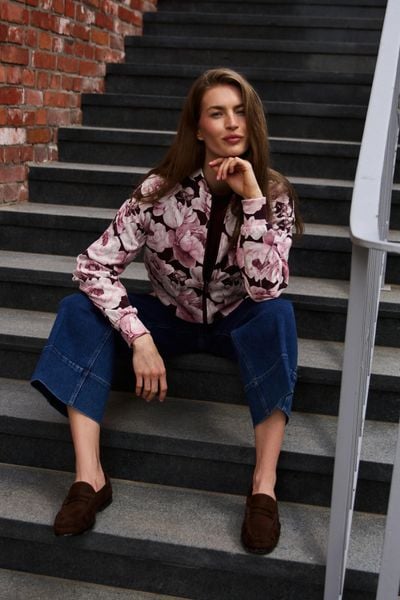 Rozpinana bluza z kwiatowym nadrukiem burgundowa. Czerwone bluzy bez kaptura damskie MOODO, l, z bawełny. Za 149.99 zł.