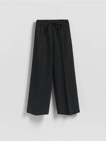 Szerokie spodnie z kantem - ciemnoszary. Szare spodnie materiałowe damskie Reserved, bez wzorów, z tkaniny. Za 129.99 zł.