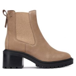 Botki Tommy Hilfiger. Brązowe botki damskie Tommy Hilfiger, z nubiku, bez obcasa, na słupku, bez zapięcia. Za 599.99 zł.