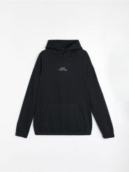 Bluza hoodie z napisem Stay Positive - czarny. Czarne bluzy bez kaptura męskie Sinsay, bez wzorów, sportowe, bez kołnierzyka, bez ramiączek. Za 49.99 zł.