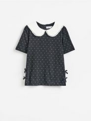 T-shirt z kołnierzykiem - czarny. Czarne koszulki dziewczęce Reserved, bez wzorów, z bawełny, bez ramiączek. Za 45.99 zł.