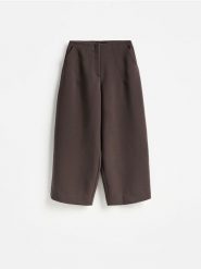 Spodnie barrel leg - ciemnobrązowy. Brązowe spodnie materiałowe damskie Reserved, bez wzorów, z tkaniny. Za 179.99 zł.