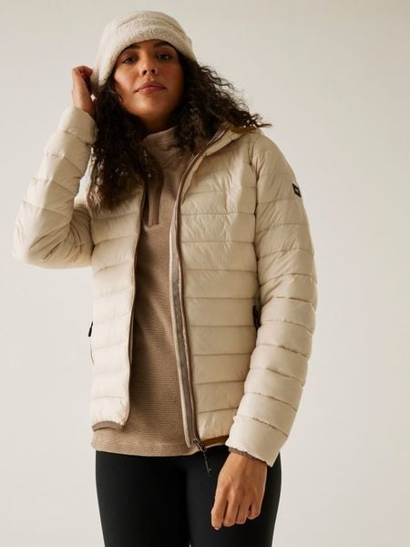 Regatta Kurtka pikowana "Marizion" w kolorze kremowym rozmiar: 36. Brązowe kurtki damskie Regatta, bez wzorów, bez kaptura. Za 187.52 zł.