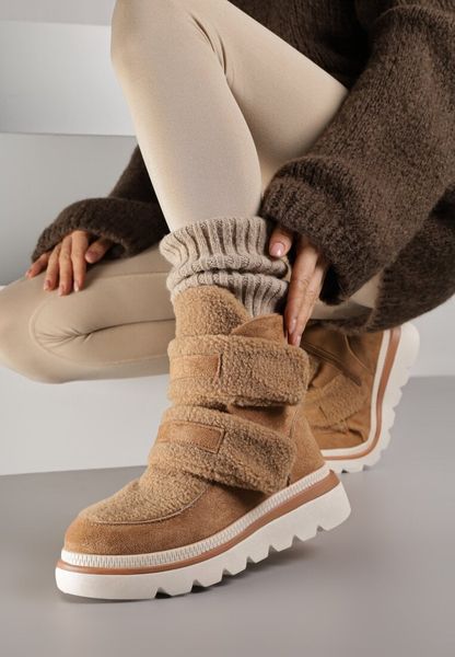 Brązowe Botki Typu Śniegowce na Platformie z Dwoma Ozdobnymi Rzepami Edarlia. Brązowe śniegowce damskie Renee, z jeansu. Za 149.99 zł.